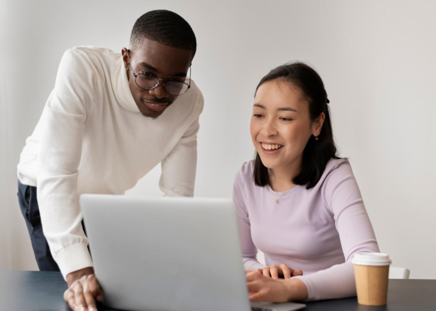 Persona revisando sus finanzas personales en una tablet