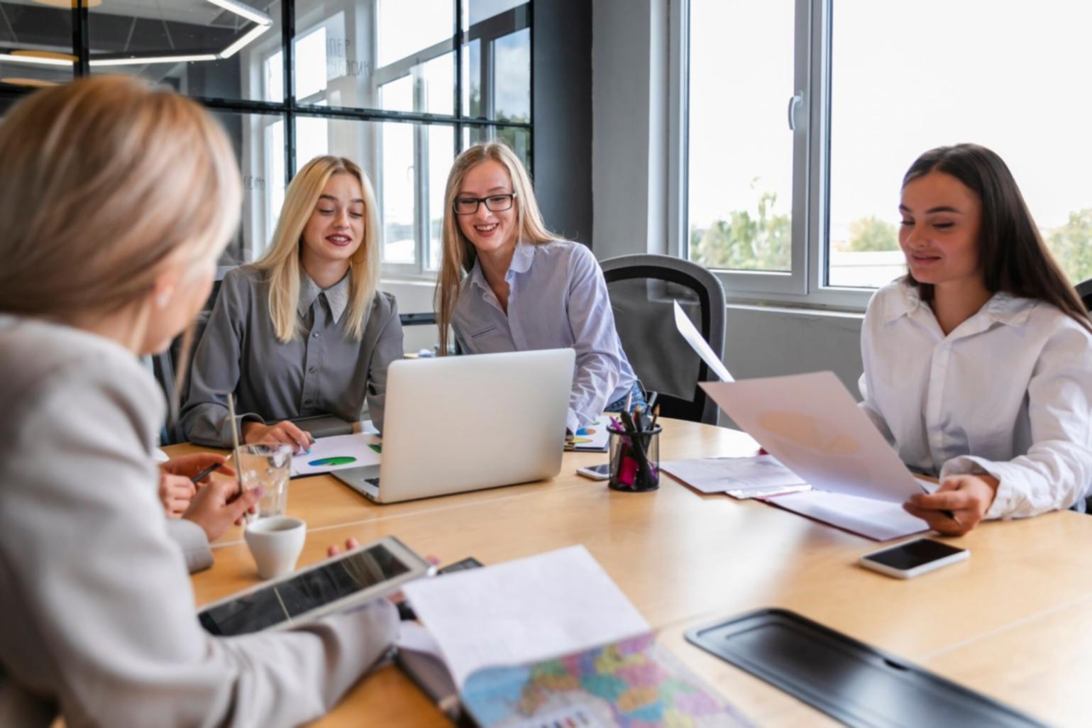 Sesión grupal de estudiantes analizando estrategias financieras personales