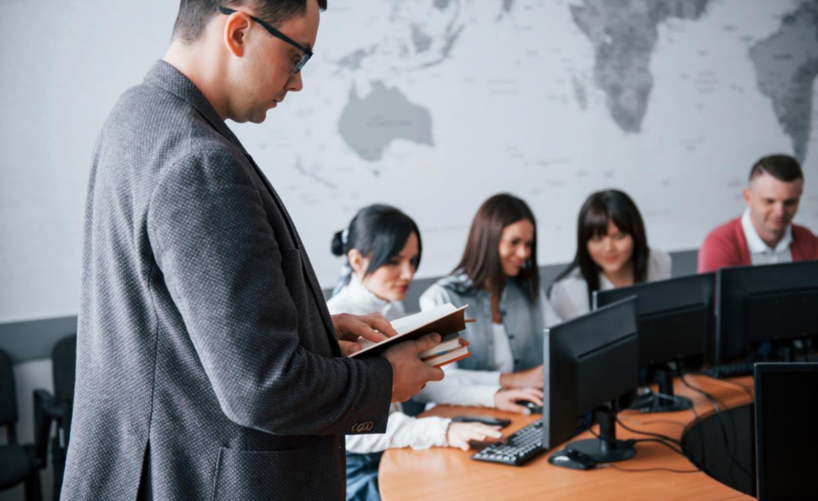 Estudiante aprendiendo finanzas personales en entorno moderno