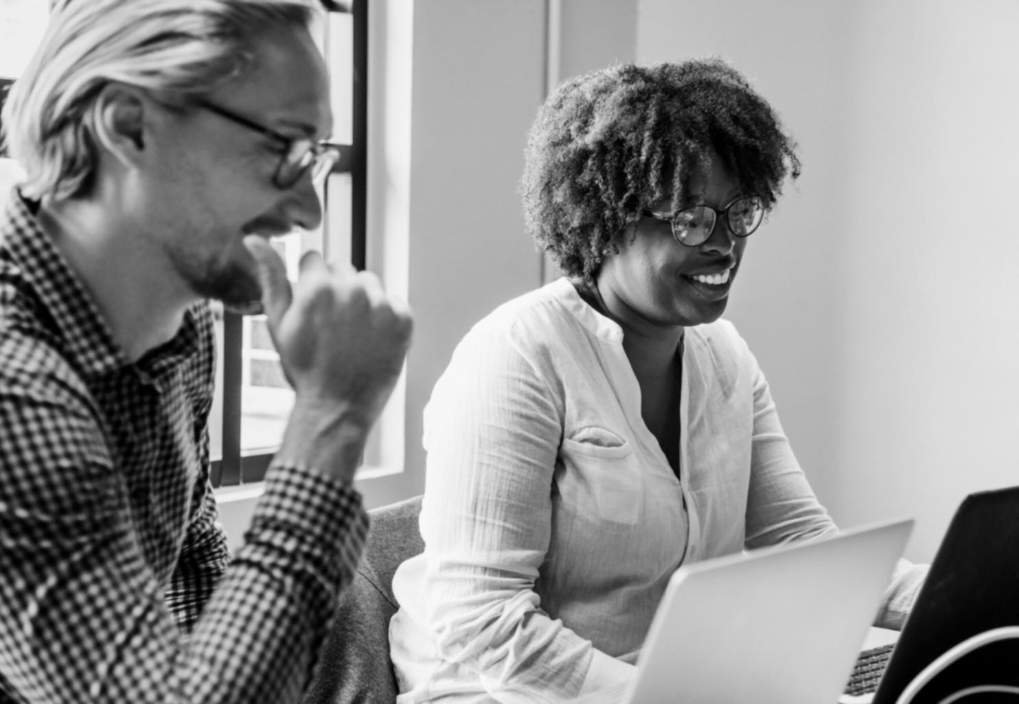 Sesión de planificación financiera con documentos y calculadora