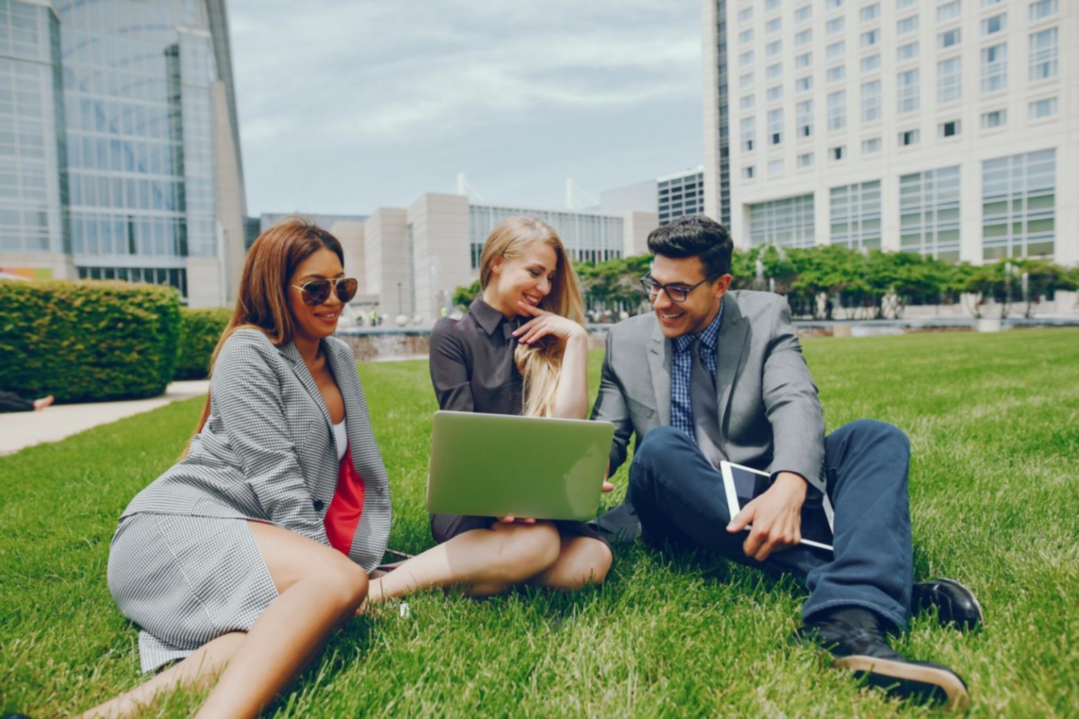 Estudiantes trabajando en análisis financiero personal con documentos y calculadora